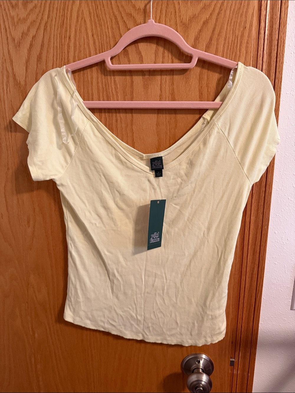 🫶🏼3 for $12🫶🏼 wild fable Pale Yellow Scoop Neck Short Sleeve Top